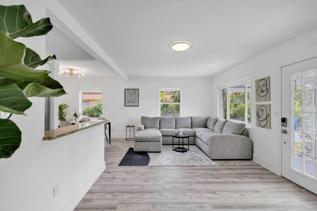 Sunny - Pool - Bbq - Centrally Located